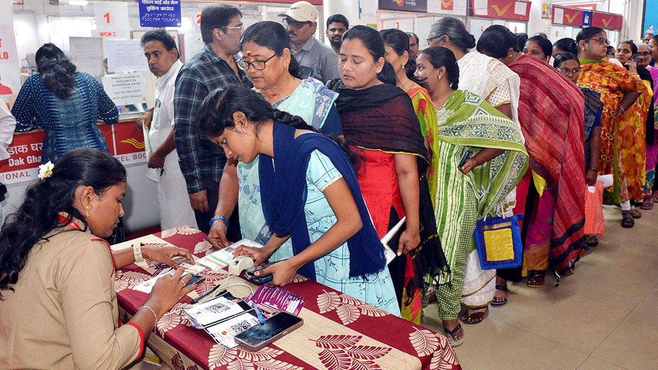 Post Office : ఏపీలో పోస్టాఫీసుల‌కి ప‌రుగులు పెడుతున్న మ‌హిళ‌లు.. కార‌ణం ఏంటంటే..!