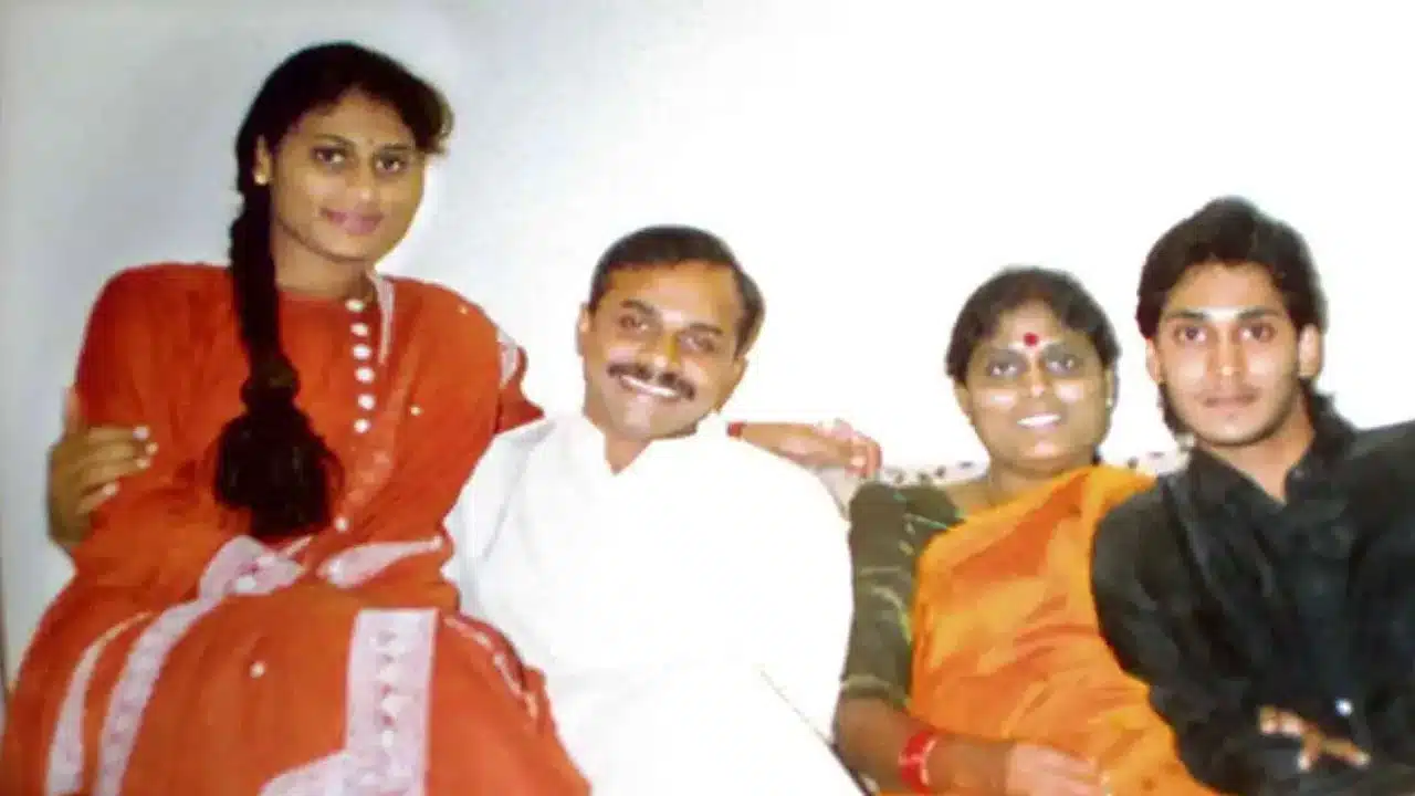 Rajasekhar Reddy : వైఎస్ఆర్ ఫ్యామిలీ ఎందుకిలా చీలింది... జ‌గ‌న్ వైపు ఎవ‌రు,ష‌ర్మిళ‌వైపు ఎవరు ?
