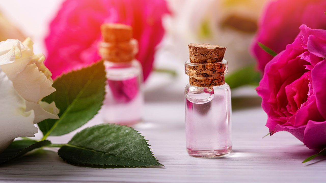 Rose Water : రోజ్ వాటర్ తో చర్మ సమస్యలకు ఈజీగా చెక్ పెట్టొచ్చు… ఎలాగో తెలుసా…!!