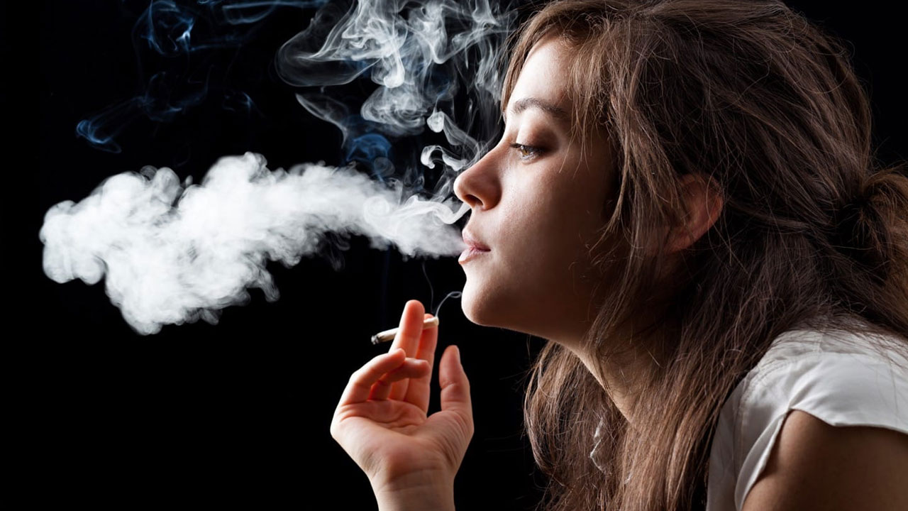 Smoking Cigarettes : స్త్రీలు ధూమపానం ఎందుకు చేస్తారో తెలుసా ?