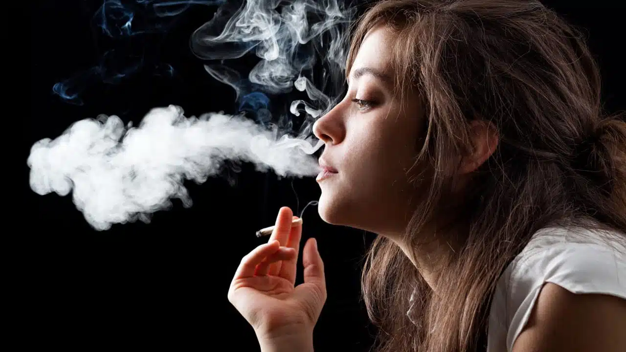 Smoking Cigarettes : స్త్రీలు ధూమపానం ఎందుకు చేస్తారో తెలుసా ?