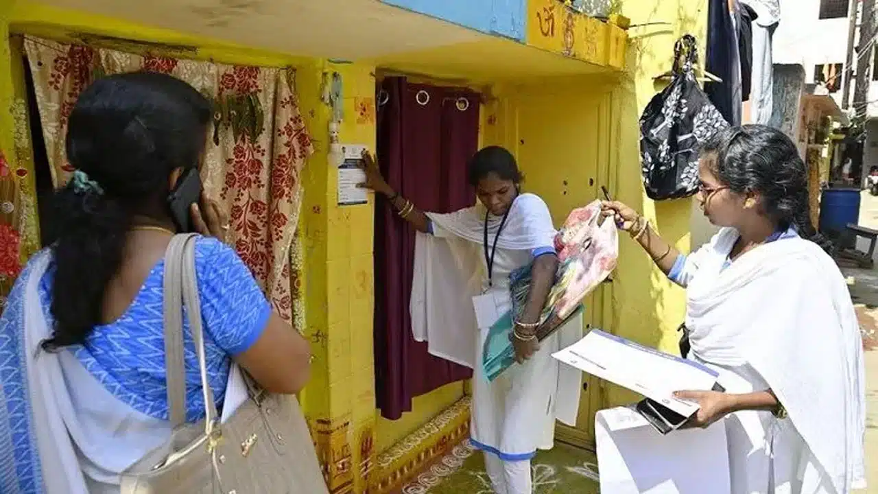 Telangana : సమగ్ర కుటుంబ సర్వే : వివరాల నమోదుకు సొంతూరు వెళ్లాల్సిన అవ‌స‌రం ఉందా.. లేదా..?
