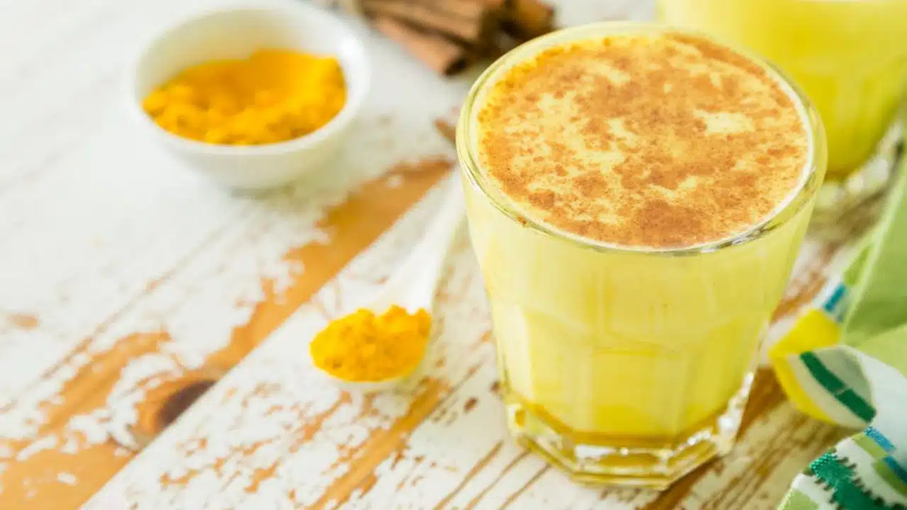 Turmeric Milk : కొన్ని రకాల సమస్యలతో ఇబ్బంది పడేవారు... పసుపు పాలు తాగకూడదు... ఎందుకంటే...??