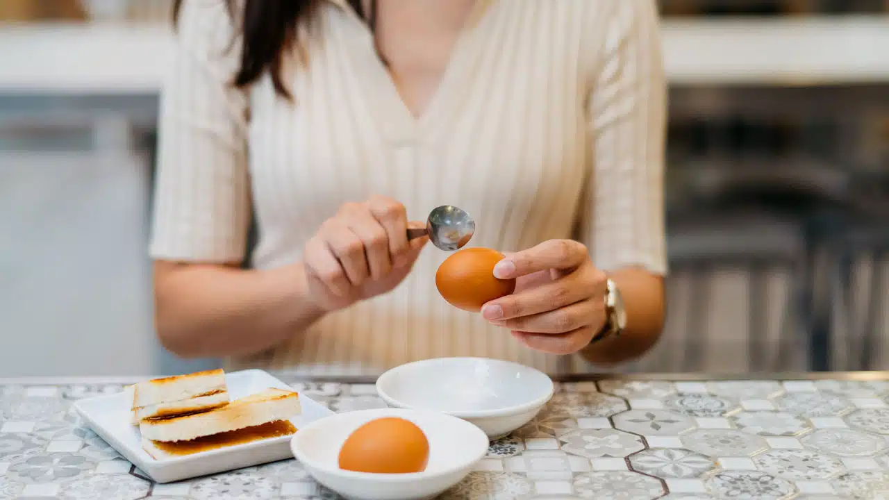 Egg : ఎగ్స్ తినేటప్పుడు ఇలాంటి పొరపాట్లు చేస్తున్నారా... అసలుకే ఎసరు...