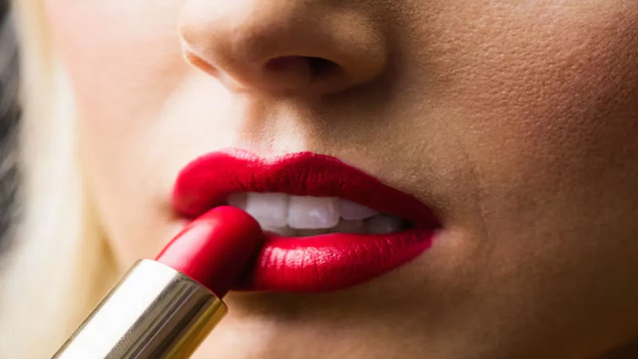 Lipstick : లిప్ స్టిక్ ను పెట్టుకోవడం వలన కొన్ని ప్రయోజనాలు ఉన్నాయి… అవి ఏంటో తెలుసా…!!