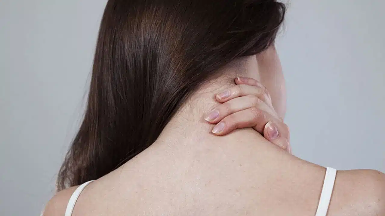 Neck Pain : మెడ నొప్పి సమస్యలు బాగా వేధిస్తున్నాయా... అయితే ఈ చిట్కాలు ట్రై చేయండి...??
