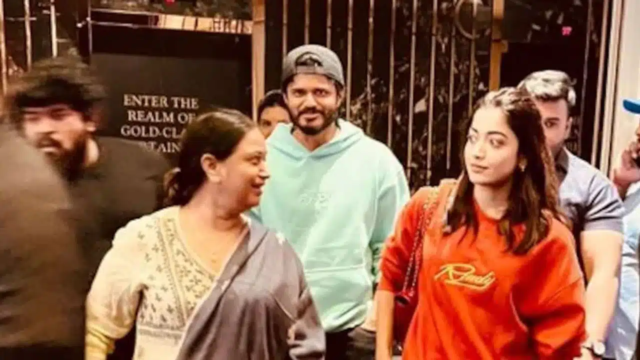 Rashmika Mandanna : కాబోయే అత్త‌గారి కుటుంబంతో థియేట‌ర్‌లో సంద‌డి చేసిన ర‌ష్మిక.. హింట్ ఇచ్చిన‌ట్టేనా ?