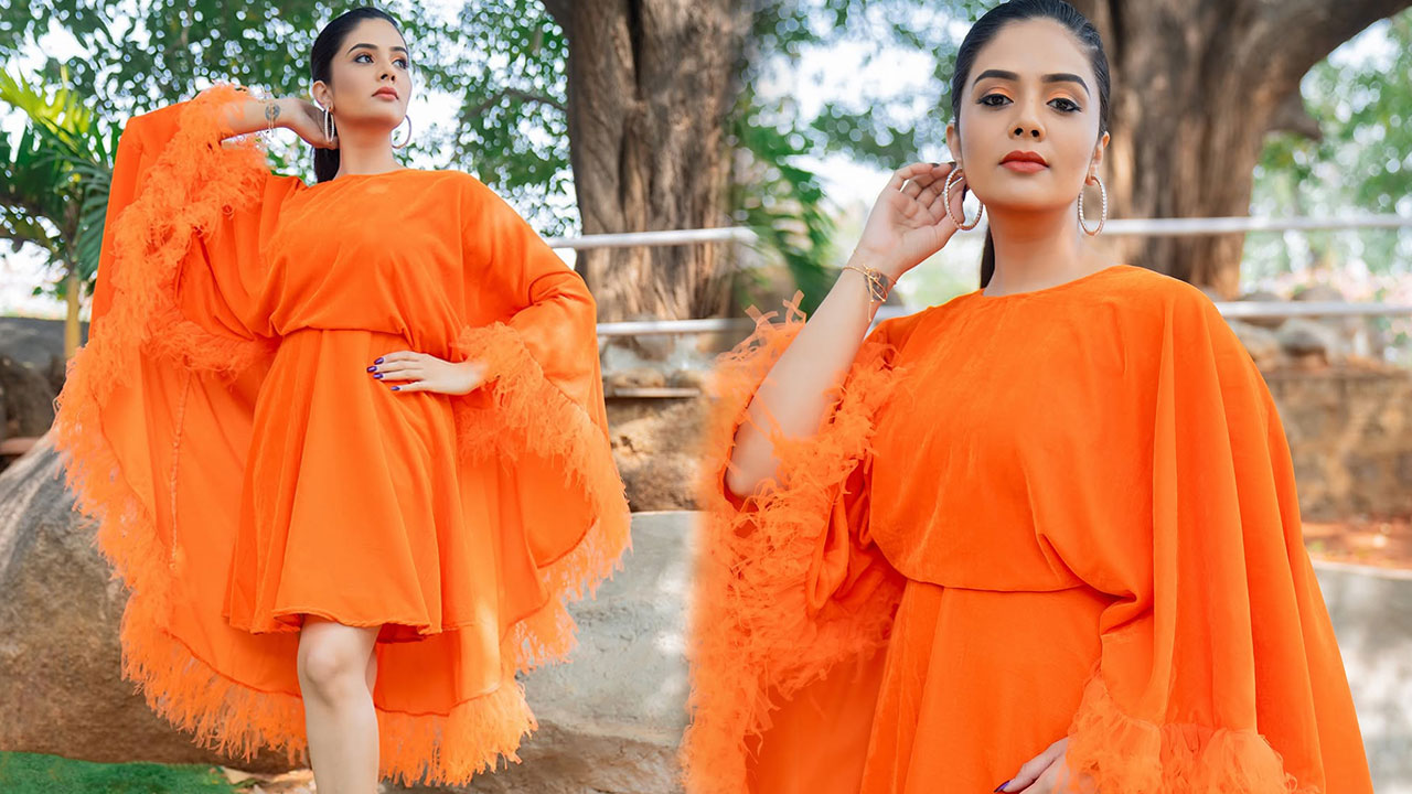 Sreemukhi చిన్ని గౌనులో శ్రీముఖి కెవ్వు కేక