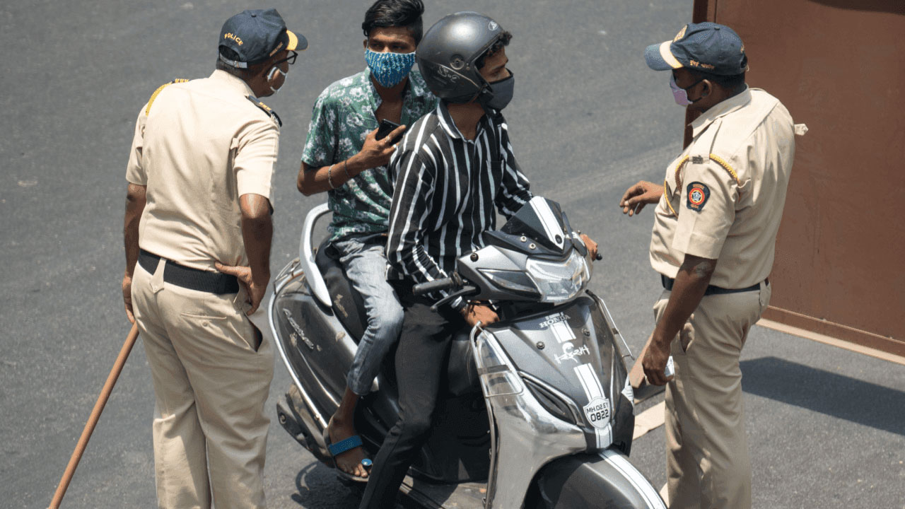 Traffic Challan ట్రాఫిక్ చ‌లానా క‌ట్ట‌క‌పోతే ఇంతే ఇళ్లకు విద్యుత్ నీళ్ల సరఫరా క‌ట్‌