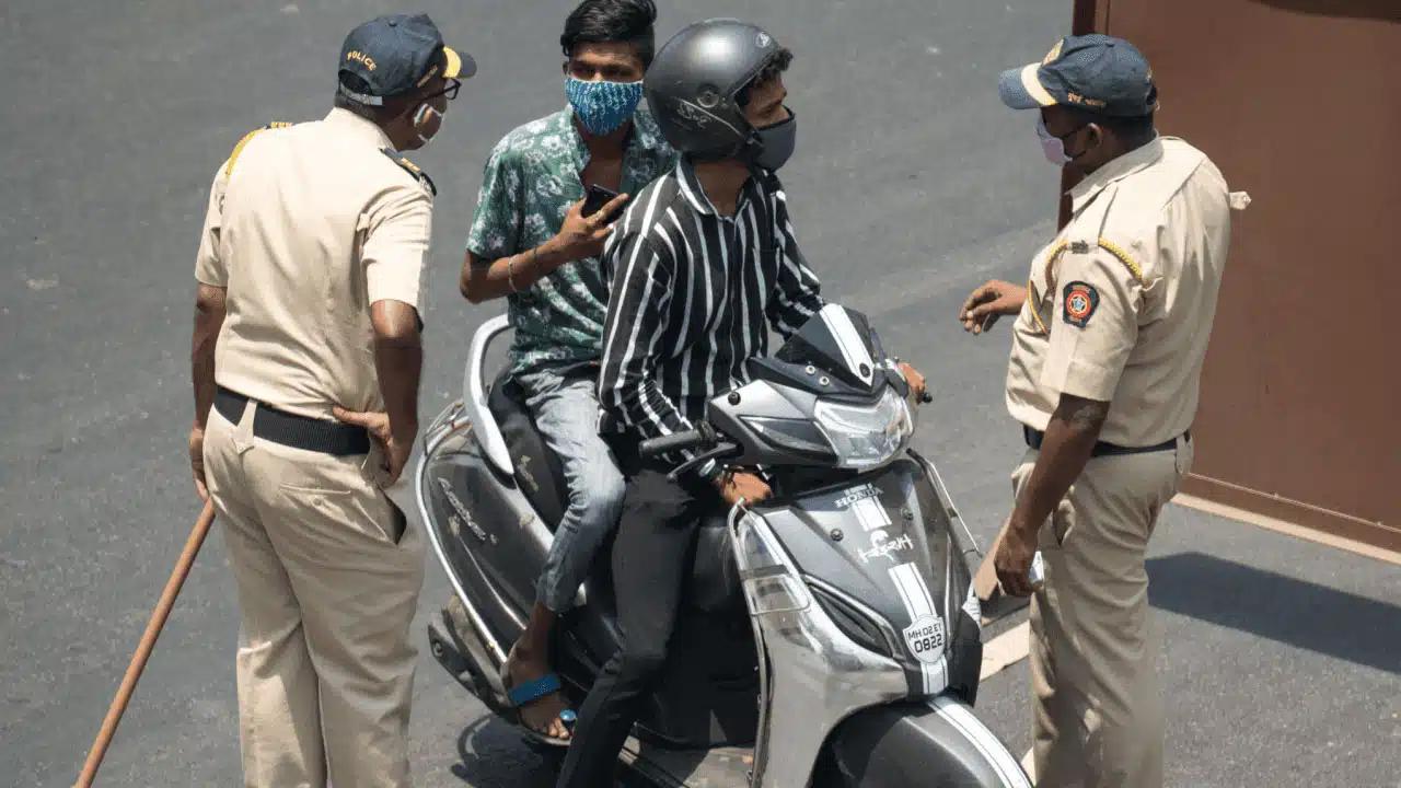Traffic Challan : ట్రాఫిక్ చ‌లానా క‌ట్ట‌క‌పోతే ఇంతే.. ఇళ్లకు విద్యుత్, నీళ్ల సరఫరా క‌ట్‌..!