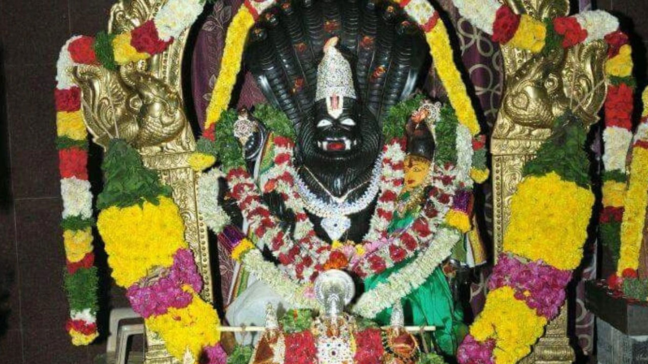 Lakshmi Narasimha Swamy : బతికి ఉన్న లక్ష్మీనరసింహస్వామిని దర్శించుకుంటే… 24 అవర్స్ లో కోరిన కోరికలు నెరవేరిపోతాయి..! ఆ దేవాలయం ఎక్కడ…?