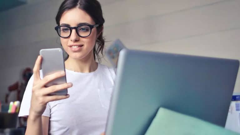 Phone And Laptop : ల్యాప్ టాప్ లేదా మొబైల్స్ అదే పనిగా చూస్తున్నారా…. అయితే మీకు ఈ ఈ సమస్యలు  ఉన్నట్లే…!