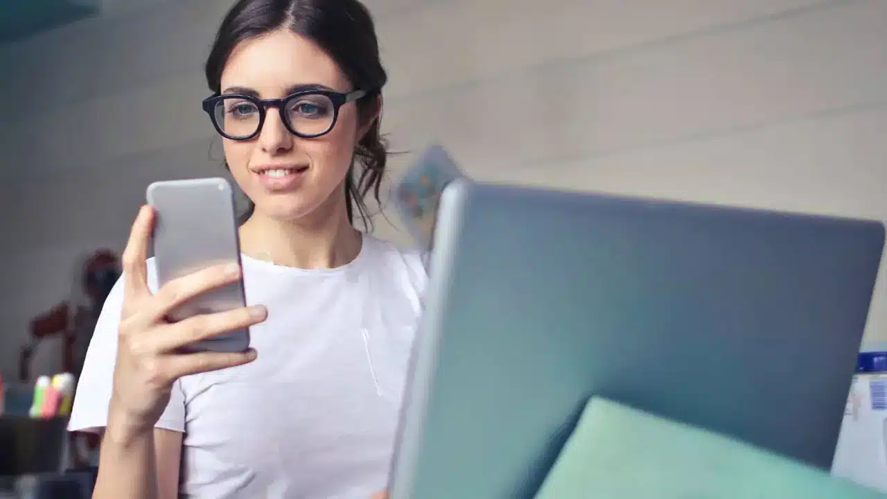 Phone And Laptop : ల్యాప్ టాప్ లేదా మొబైల్స్ అదే పనిగా చూస్తున్నారా.... అయితే మీకు ఈ ఈ సమస్యలు ఉన్నట్లే...!