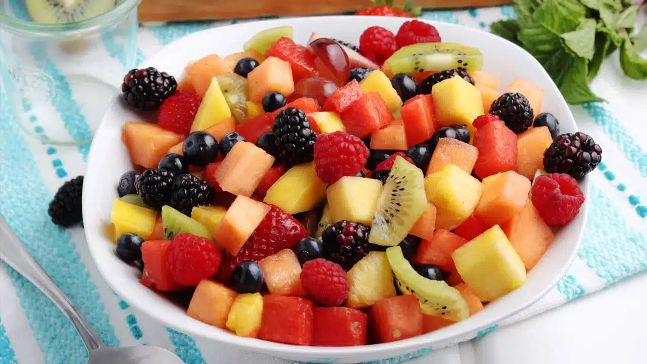 Fruit Salads : మీరు ఫ్రూట్స్ సలాడ్స్ ఎక్కువగా తింటున్నారా... ఈ రకమైన పండ్లు, కూరగాయలు కలిపి తింటే ఏమవుతుందో తెలుసుకోండి....?
