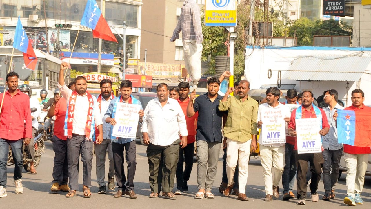 AIYF : గద్దర్ ను విమర్శించిన  బండి సంజయ్ వెంట‌నే క్ష‌మాప‌ణ చెప్పాలి.. ఏఐవైఎఫ్