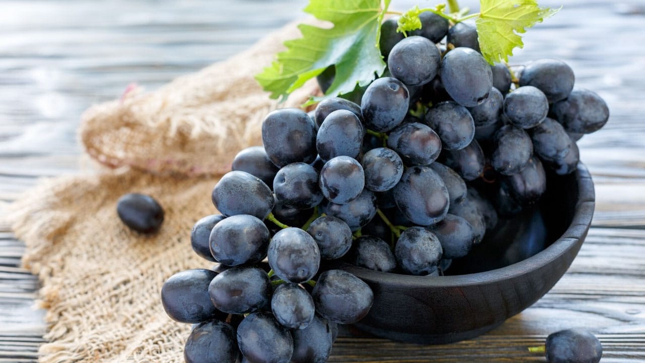 Black Grapes : బ్లాక్ గ్రేప్స్ తింటే ఈ సమస్యలన్నీటికి చెక్.. బ్లాక్ గ్రేప్స్ ఆ మజాకా…?