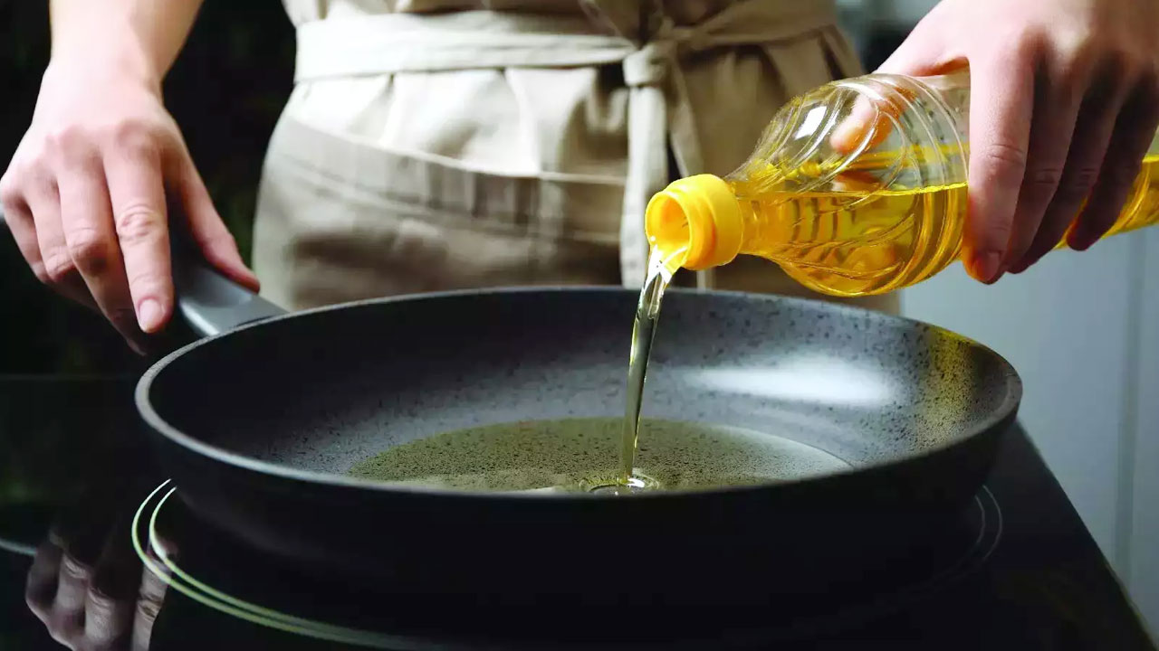 Cooking Oils : వంటకాలలో ఈ నూనెను వినియోగిస్తే క్యాన్సర్ ను కొని తెచ్చుకున్నట్లే… తస్మాత్ జాగ్రత్త…!