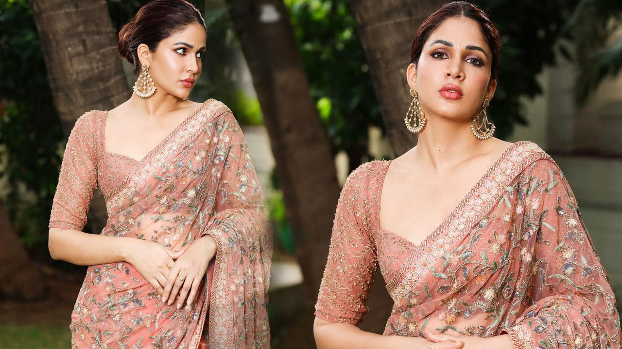 Lavanya Tripathi : మెగా కోడలు లావణ్య త్రిపాఠి శారీ లుక్ అదుర్స్..!