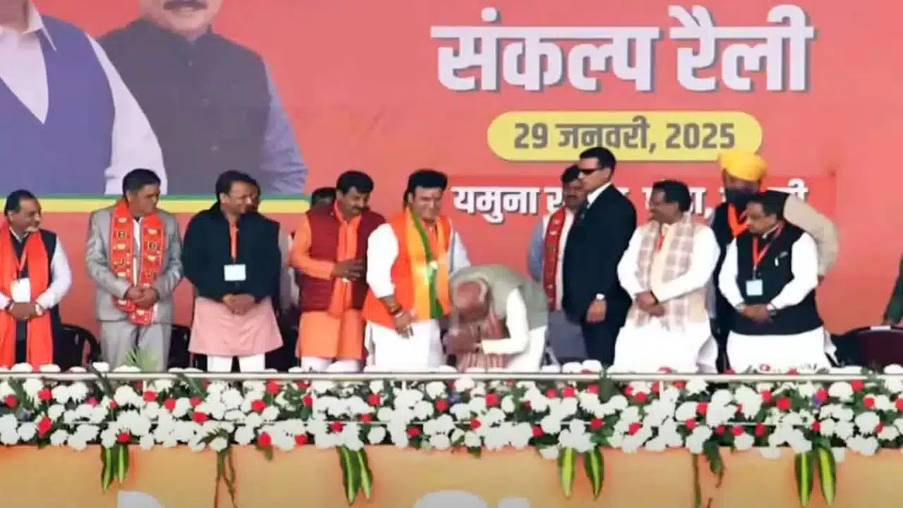 PM Modi : ఎమెల్యే అభ్యర్ధి కాళ్లకు నమస్కరించిన ప్రధాని మోడీ..!