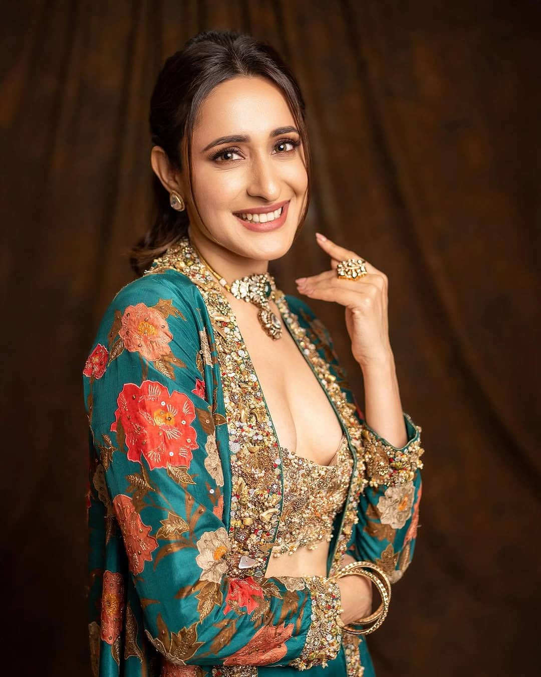 Pragya Jaiswal ప్రగ్యా పరువాల విందు ప్రగ్యా జైశ్వాల్ కాదని అనగలరా