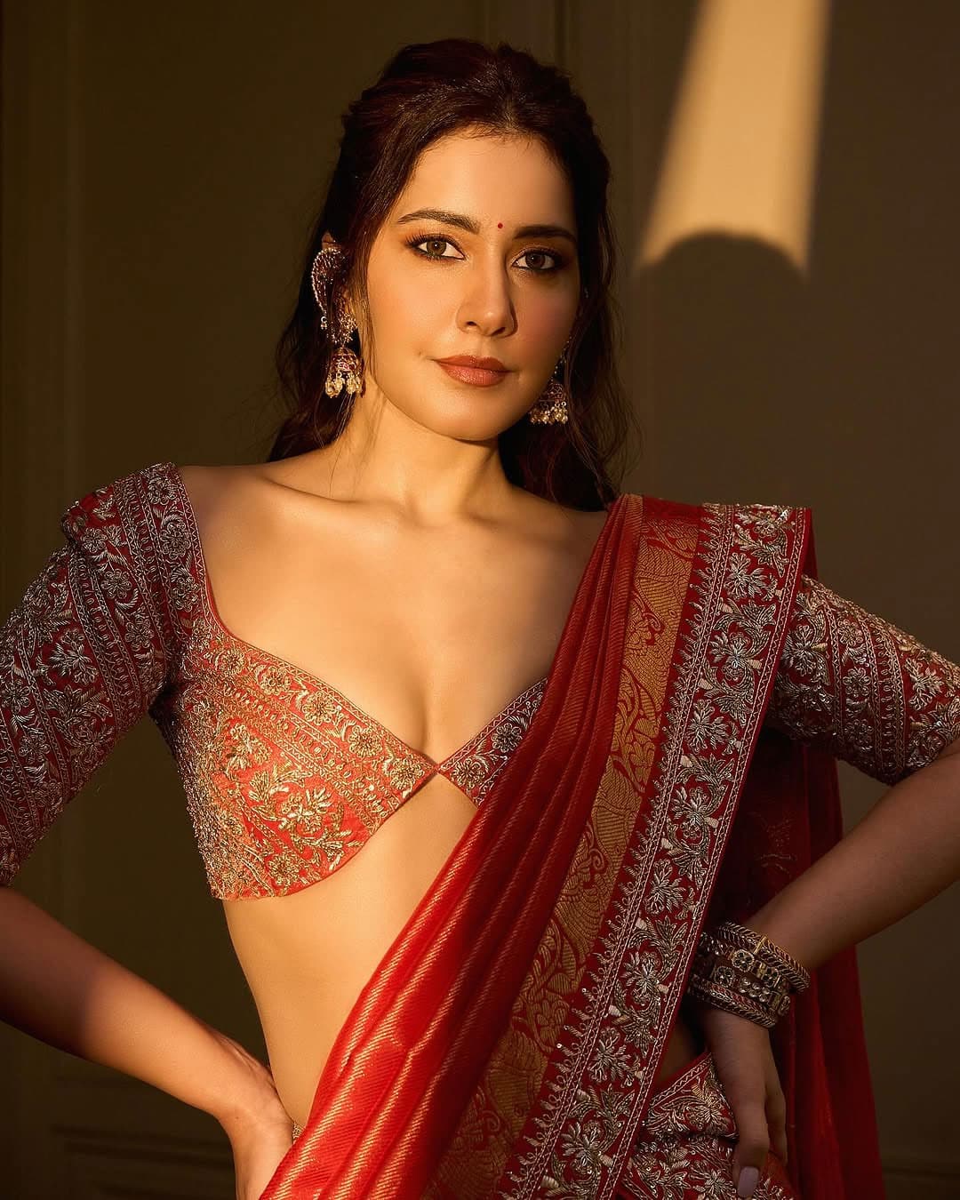 Raashii Khanna గ్లామ‌ర్ డోస్ రోజు రోజుకి పెంచుతున్న రాశి ఖన్నా