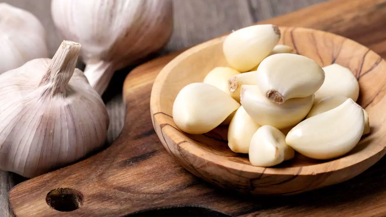 Raw Garlic Benefits : ఉదయాన్నే పరగడుపున రెండే రెండు వెల్లుల్లి రెబ్బలు తింటే… ప్రతిరోజు తినండి ఆశ్చర్యపోతారు..?