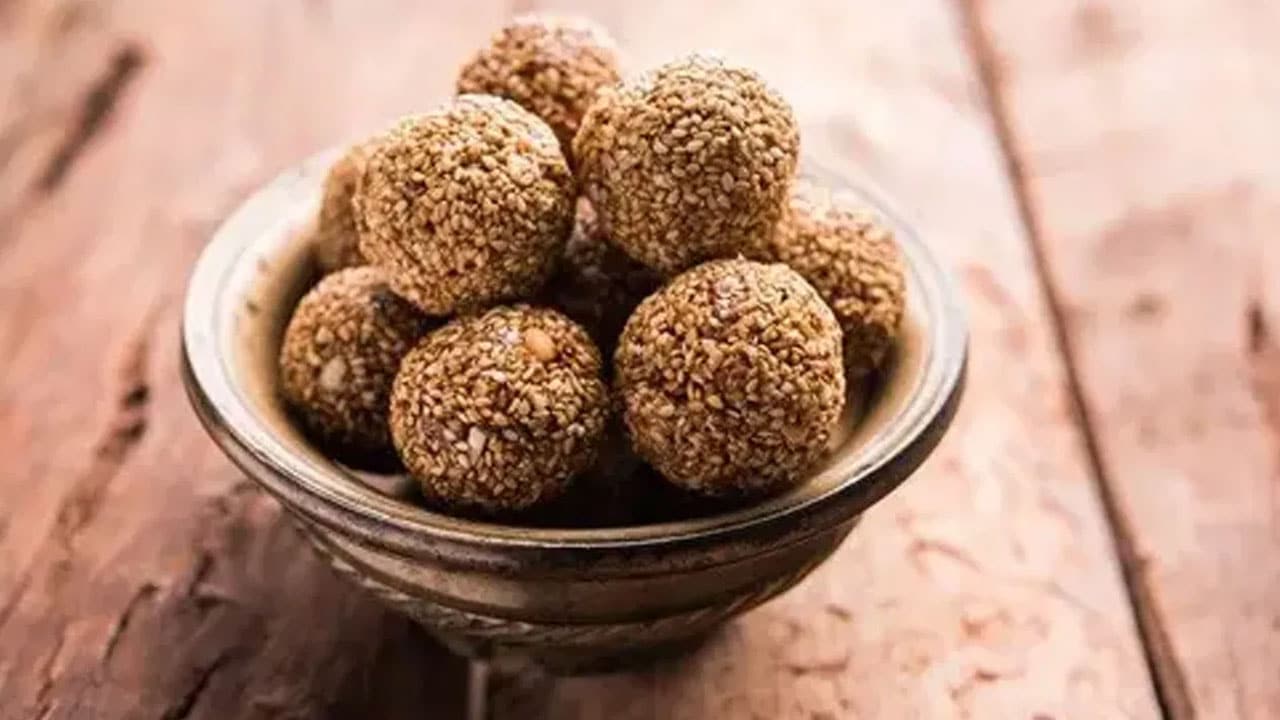 Sesame With Jaggery : సంక్రాంతి వచ్చింది.. బెల్లం తో పాటు, వీటిని కూడా కలిపి లడ్డులు చేస్తే మీ ఆరోగ్యం రెట్టింపు..?