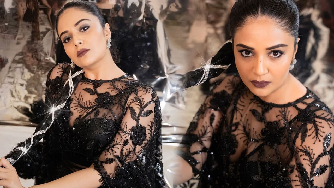 Sreemukhi : బ్లాక్ డ్రెస్‌లో చుర‌క‌త్తుల్లాంటి చూపుల‌తో మ‌త్తెక్కిస్తున్న శ్రీముఖి