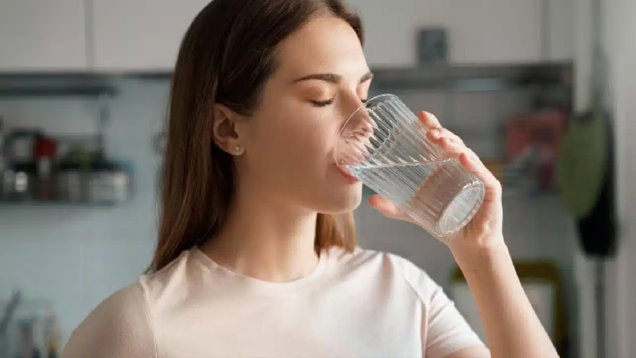 Warm Salt Water : ఉదయాన్నే పరగడుపున ఒక గ్లాస్ గోరువెచ్చని ఉప్పు నీరు తాగండి... ఆతర్వాత మీరే చూడండి...?