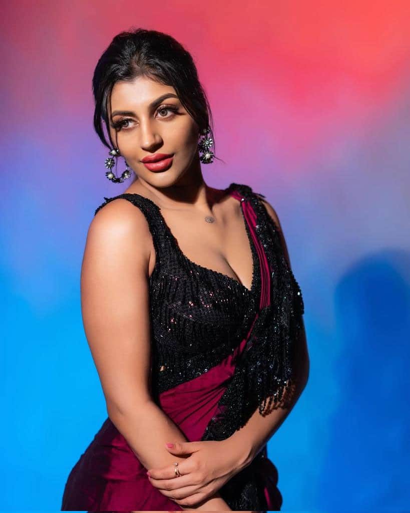 Yashika Aannand బ్లాక్‌సారీలో చుర‌క‌త్తులాంటి చూపుల‌తో యాషిక ఆనంద్‌ వైర‌ల్ ఫిక్స్‌