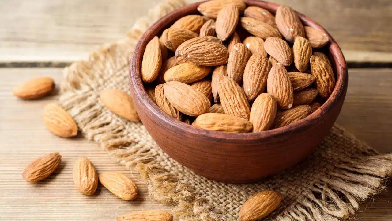 Almonds : ఈ వ్యాధులు ఉన్నవారు బాదం పప్పులను అస్సలు తినకూడదు.. తింటే ఏమవుతుందో తెలుసా...?