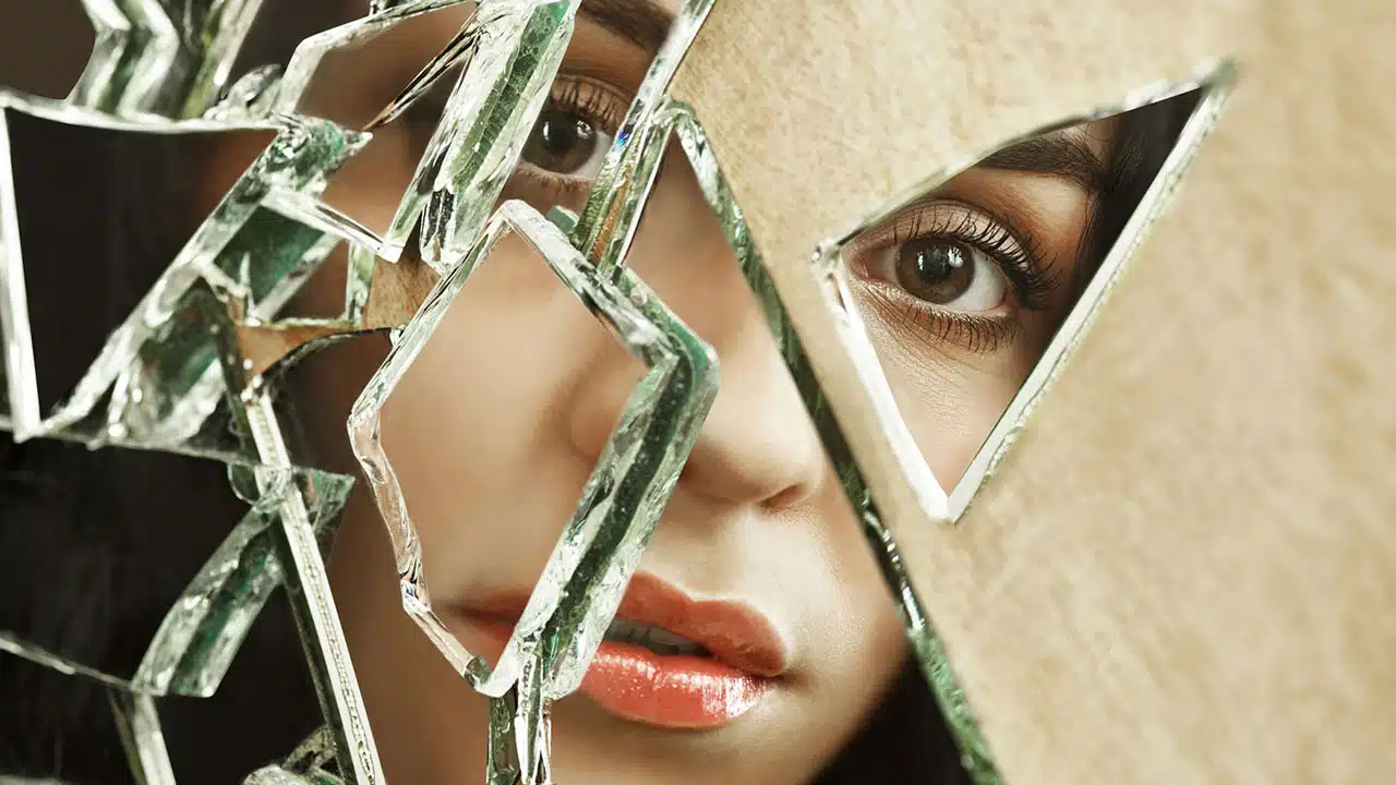 Mirror : పగిలిన అద్దం మీ ఇంట్లో ఉoదా ... ఏడు సంవత్సరాల పాటు దుదృష్టం.. మీ వెంటే...?