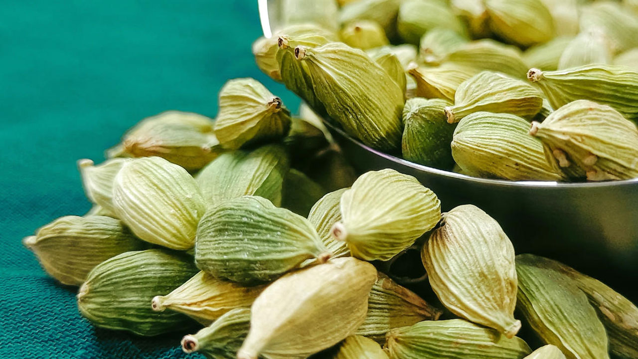 Cardamom : రాత్రి పడుకునే ముందు ఈ ఒక్క పని చేయండి… మీకు ఉన్న అనారోగ్య సమస్యలన్నీ పోతాయి…!