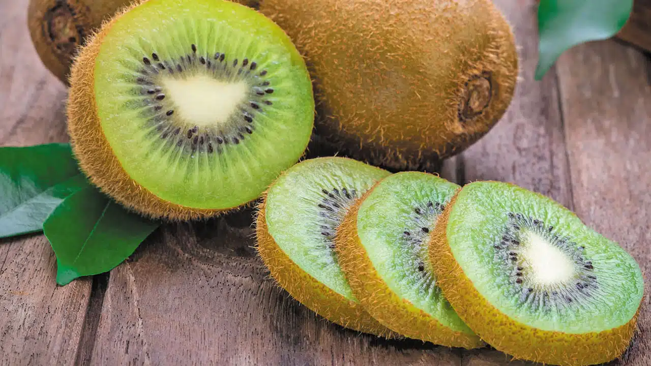 kiwi Fruit : ఈ పండును తింటే క్యాన్సరే రాదు , ప్రతిరోజు ఒకటి తినండి.. అంతే ఇంకా వ్యాధులన్నీ పరార్..?