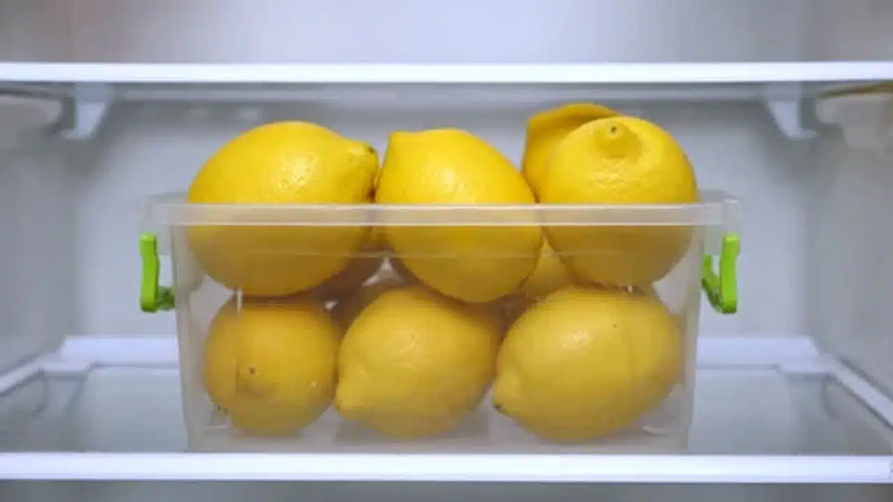 Lemon Benefits : నిమ్మకాయను కట్ చేసిన ము క్కలను ఫ్రిజ్లో ఉంచితే.. ఒక అద్భుతం జరుగుతుంది...?