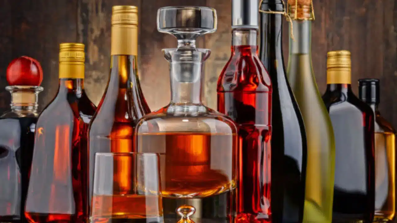 Liquor: మందు బాబుల‌కి తాగ‌క‌ముందే కిక్ దిగేలా ఉందే.. ఒక్క‌సారిగా పెరిగిన ధ‌ర‌లు