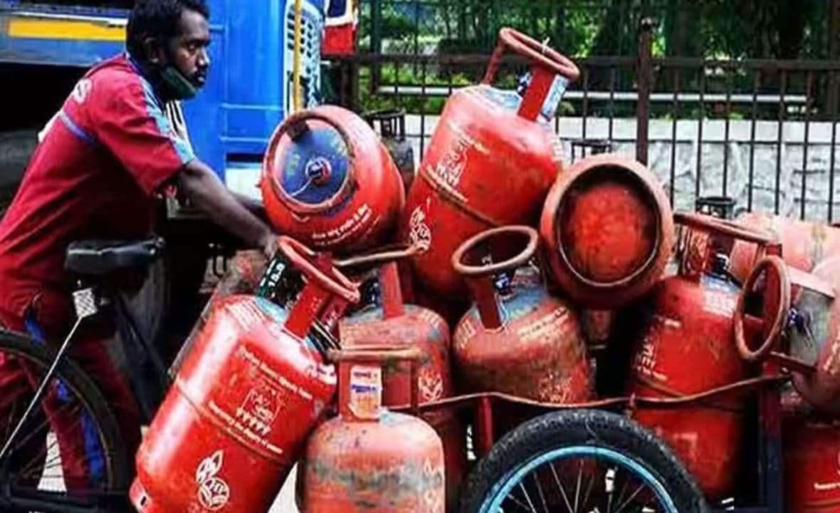 LPG Gas : ఎల్పీజీ ధరల నుండి పెన్షన్ వరకు : మధ్యతరగతి ప్రజలను ప్రభావితం చేసే ప్రధాన మార్పులు