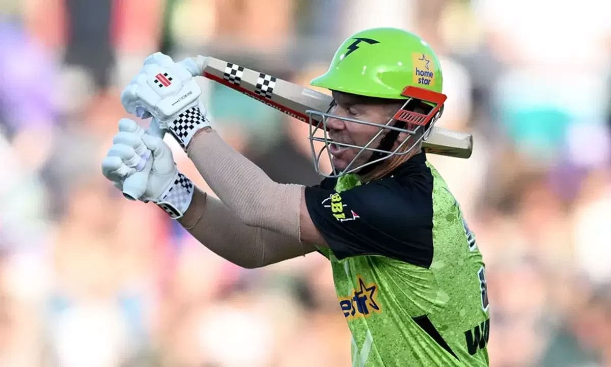 David Warner : డేవిడ్ వార్న‌ర్‌కి పెద్ద ప్ర‌మాద‌మే త‌ప్పింది.. లేదంటే త‌ల ప‌గిలిపోయేది..!