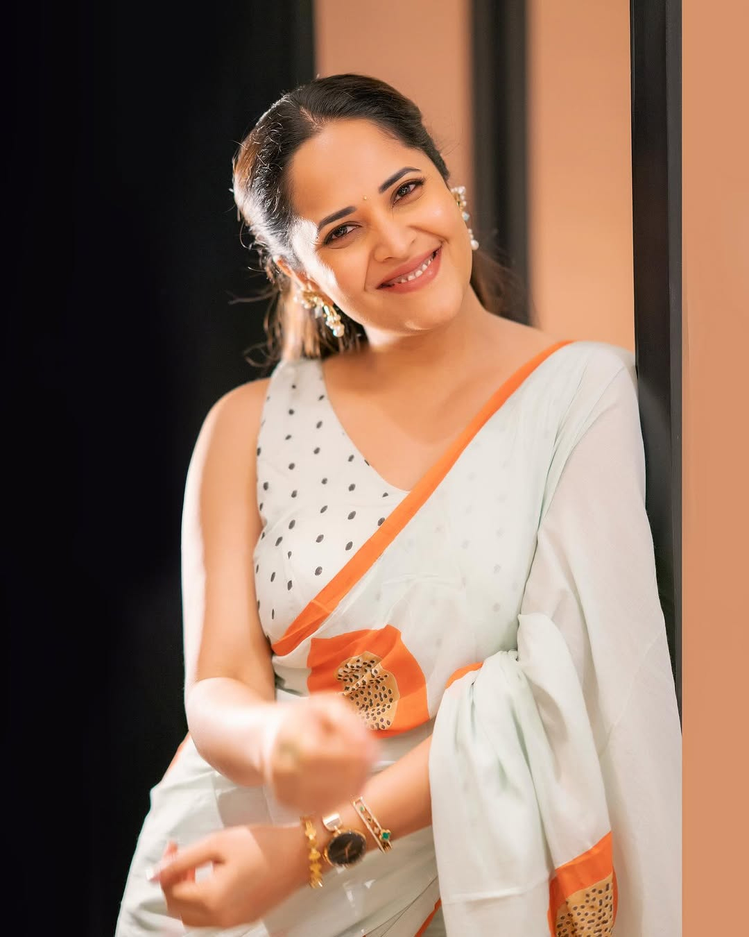 Anasuya వైట్ క‌ల‌ర్ శారిలో తెగ మెరిసిపోతున్న అన‌సూయ‌ మ‌త్తెక్కించేస్తుందిగా