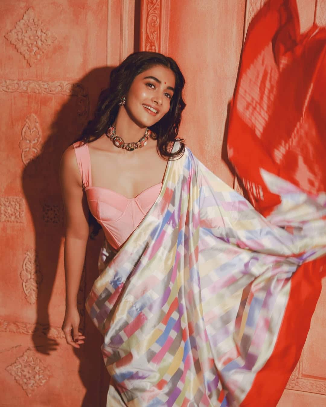 Pooja Hegde పైట ప‌క్క‌కు జ‌రిపి మ‌రీ ఎద అందాలు చూపిస్తున్న పూజా హెగ్డే వైరల్ ఫోటోలు