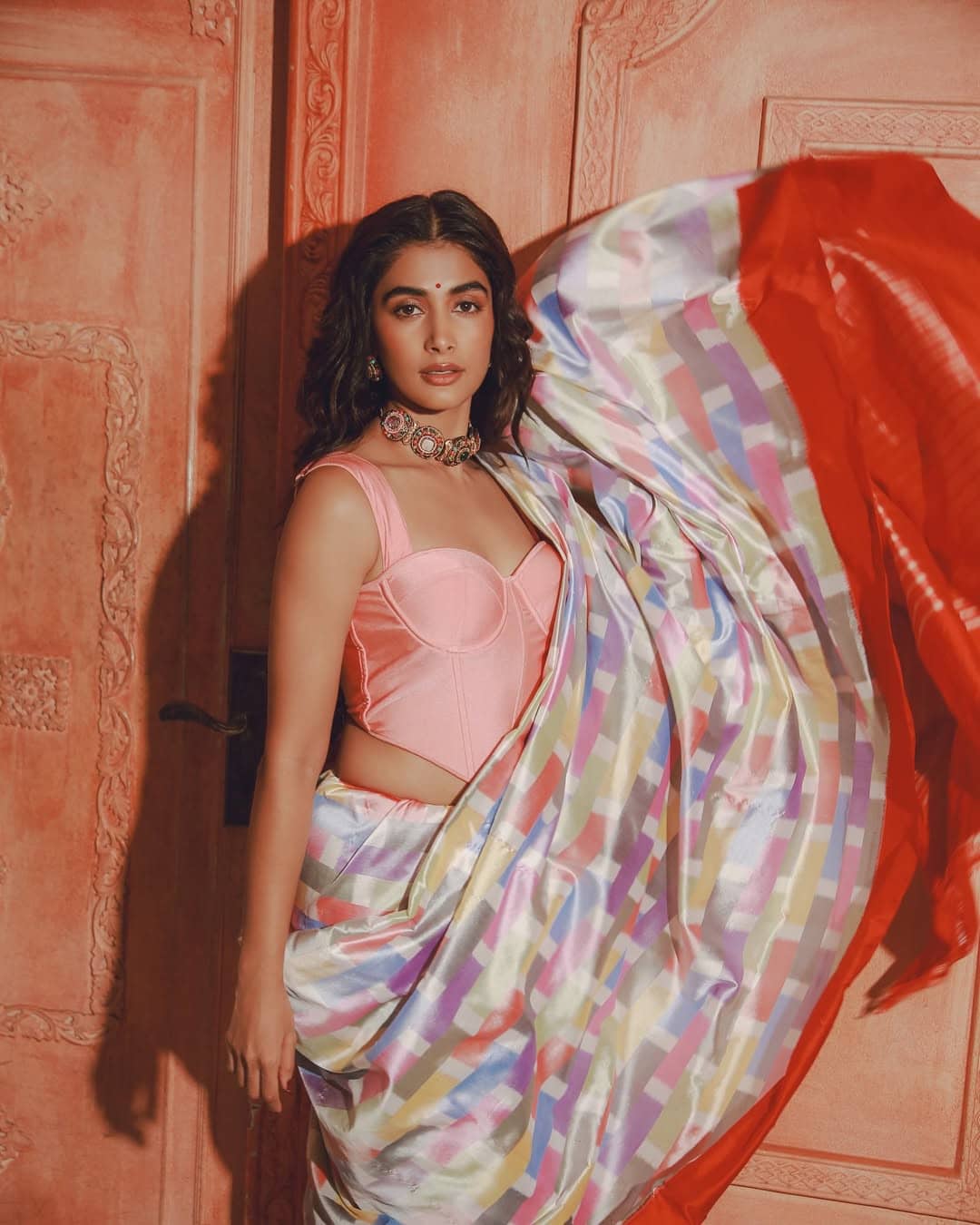 Pooja Hegde పైట ప‌క్క‌కు జ‌రిపి మ‌రీ ఎద అందాలు చూపిస్తున్న పూజా హెగ్డే వైరల్ ఫోటోలు