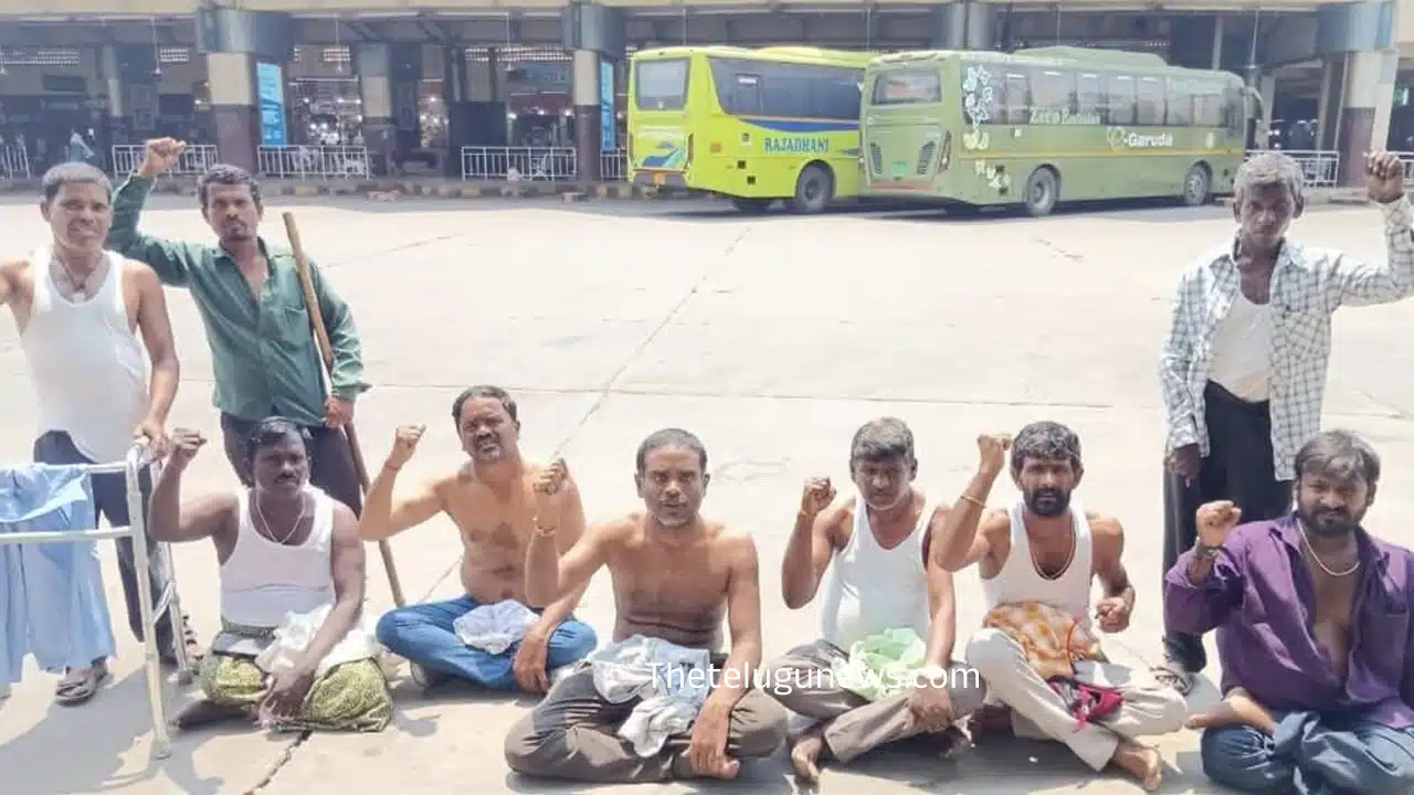 Gidde Rajesh : వినూత్న నిరసన రాష్ట్ర వికలాంగ అధ్యక్షు గిద్దె రాజేష్