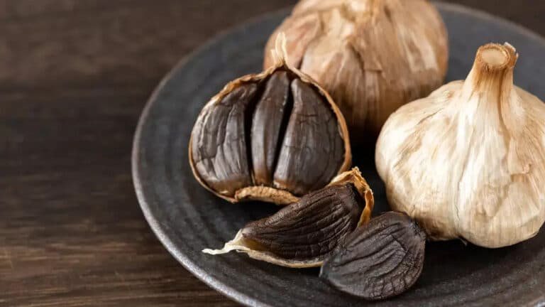 Black Garlic : పాడైపోయిందని పడేసే నల్ల వెల్లుల్లితో ఇన్ని లాభాలా…దీని ఆరోగ్య ప్రయోజనాలు తెలిస్తే దిమ్మతిరాగాలసిందే…?