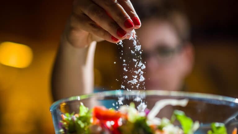 Salt In Healthy Foods : మీరు ప్రతిరోజు చేసే తప్పు… మీరు వీటితో ఉప్పును కలిపి తీసుకుంటున్నారా… అయితే, డేంజర్ లో పడ్డట్లే…?