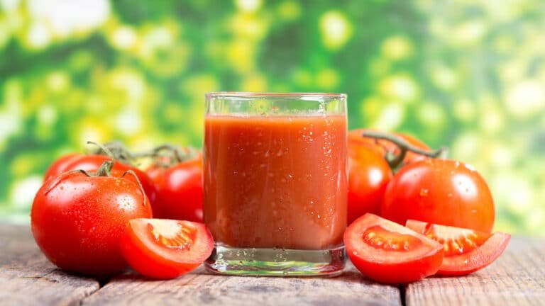Tomato Juice To Regrow Hair : మీ జుట్టు ఒత్తుగా పెరగాలన్నా, చుండ్రు సమస్యలు పోవాలంటే టమాటాలతో ఇలా చేయండి… ఒక మీరాకిలే…?