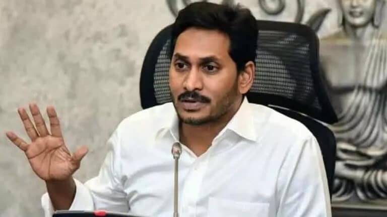 Ys Jagan : జగన్ ను ప్రజలనుండి దూరం చేసింది ఆయ‌నేనా..?