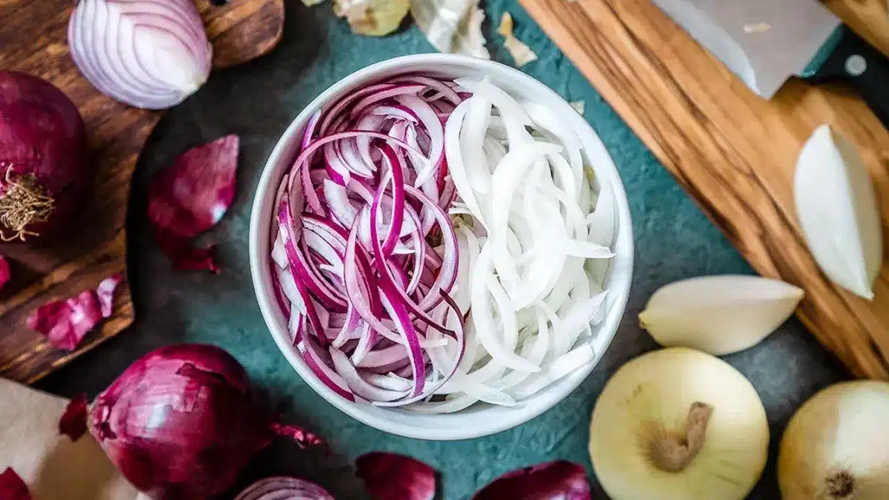 Eating Raw Onion In Summers : వేసవి ఆహారంలో ఉల్లిపాయల‌ను చేర్చుకోండి.. ఈ ఆరోగ్య ప్ర‌యోజ‌నాలు పొందండి