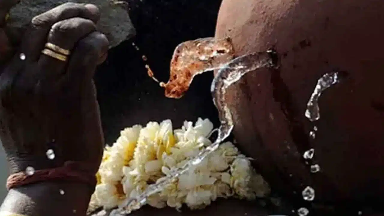 Funeral : అంత్య‌క్రియ‌ల స‌మ‌యంలో నీళ్ల‌తో ఉన్న కుండ‌కి రంధ్రం ఎందుకు పెడ‌తారు?