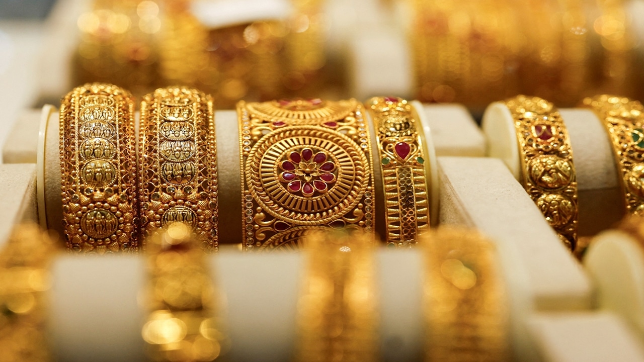 Today Gold prices : తగ్గిన బంగారం ధరలు.. ఎంతంటే..!
