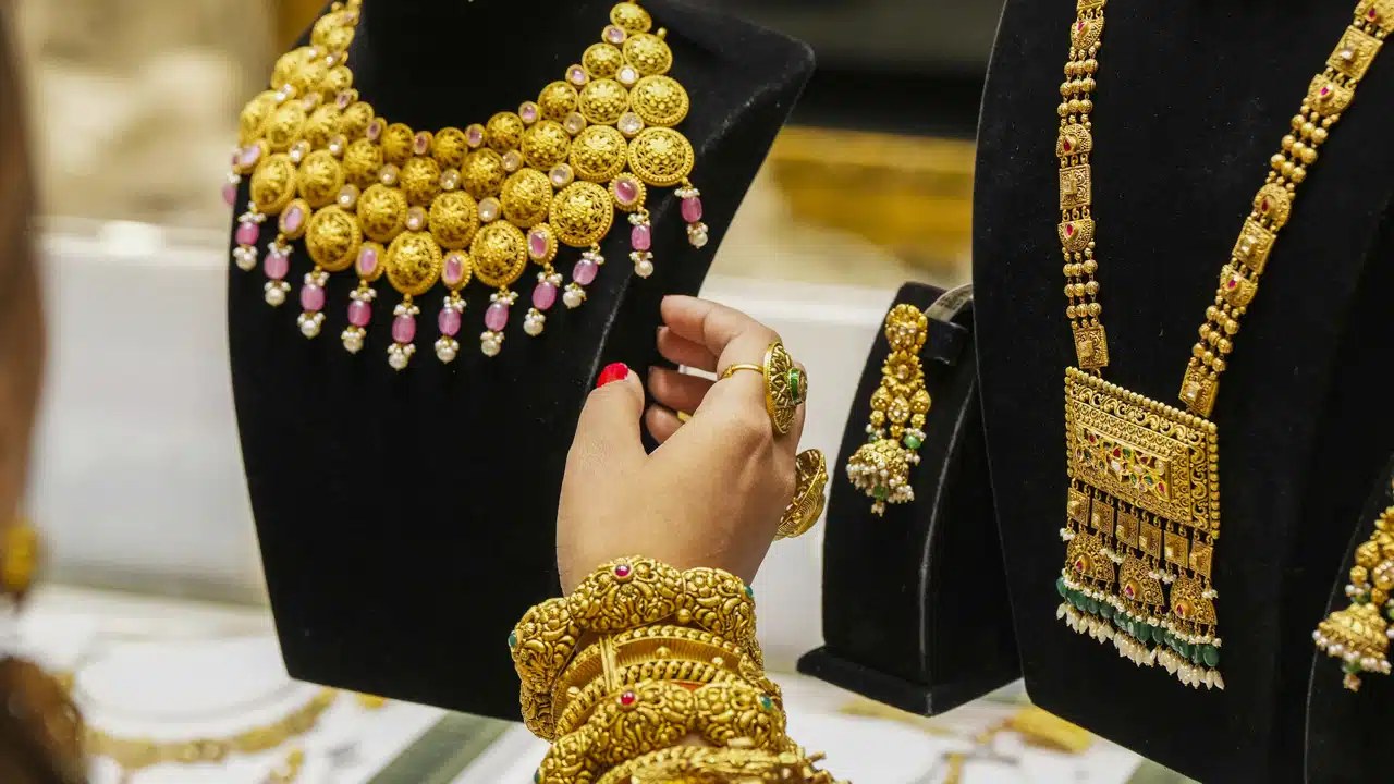 Today Gold Price : గోల్డ్ ప్రియులకు గుడ్ న్యూస్.. బంగారం కొనుగోలు చేయాలంటే ఇంతకన్నా మంచి ఛాన్స్ ఉండదు..!